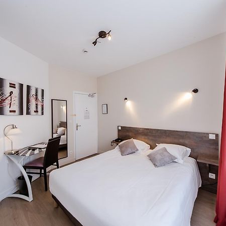 Logis Hotel - Le Petit Bellon Санлис Екстериор снимка