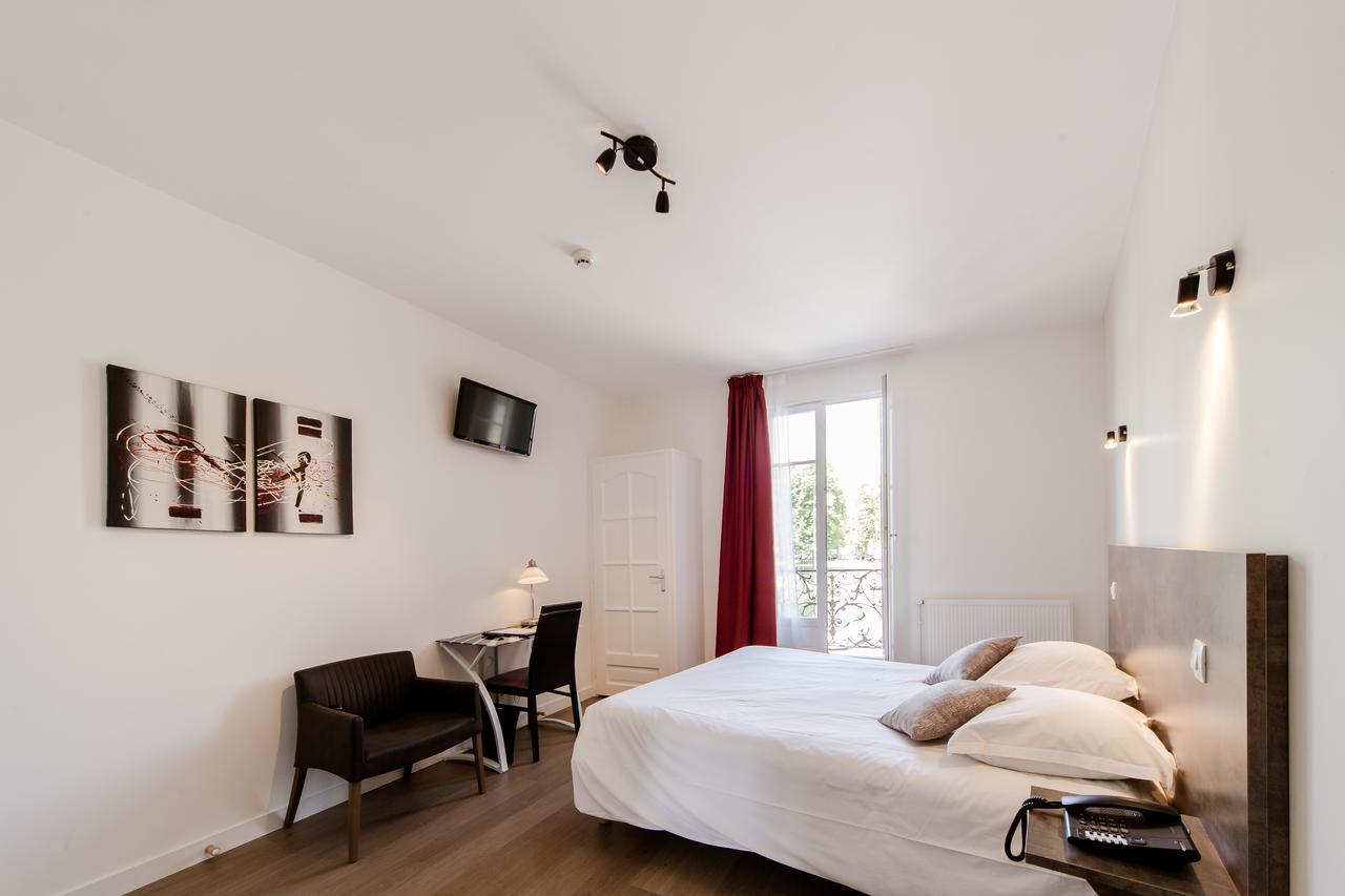 Logis Hotel - Le Petit Bellon Санлис Екстериор снимка