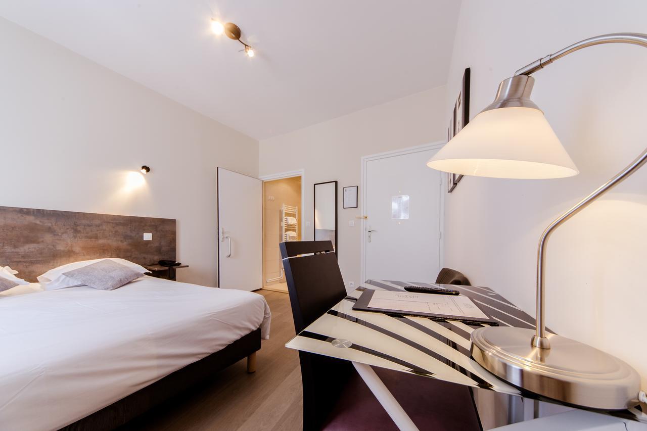 Logis Hotel - Le Petit Bellon Санлис Екстериор снимка