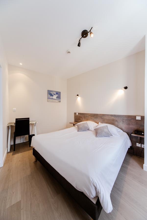 Logis Hotel - Le Petit Bellon Санлис Екстериор снимка
