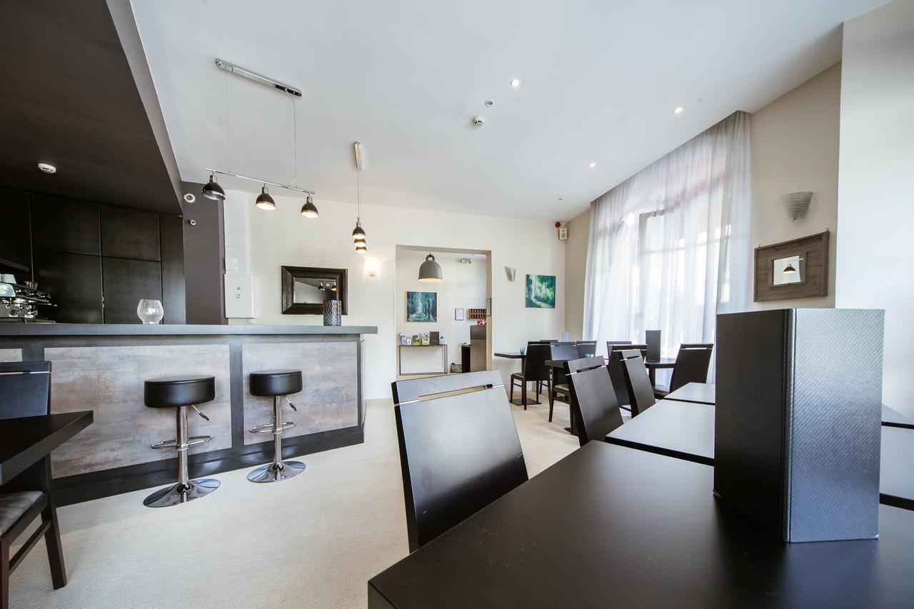 Logis Hotel - Le Petit Bellon Санлис Екстериор снимка
