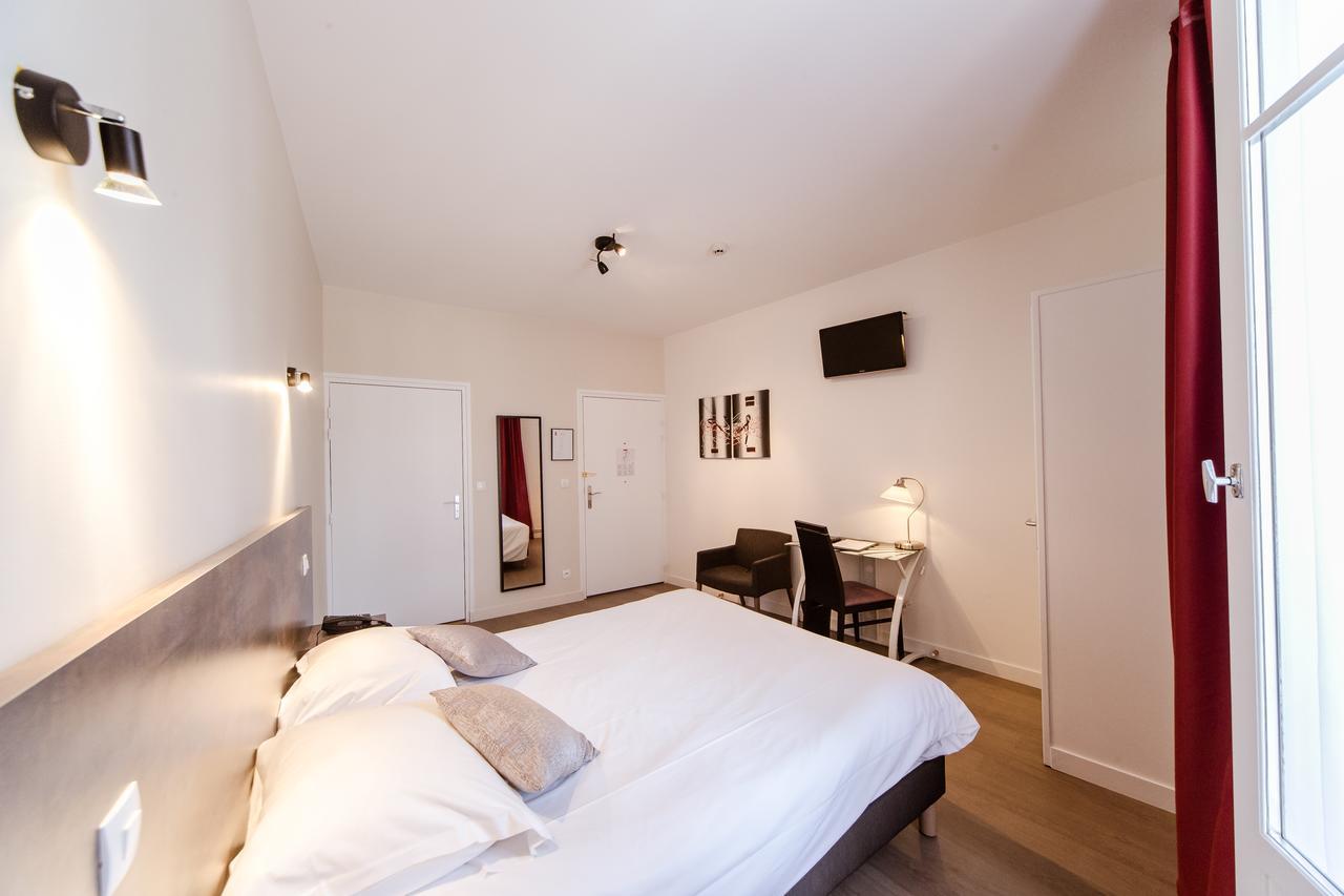 Logis Hotel - Le Petit Bellon Санлис Екстериор снимка
