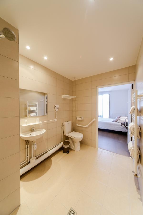 Logis Hotel - Le Petit Bellon Санлис Екстериор снимка