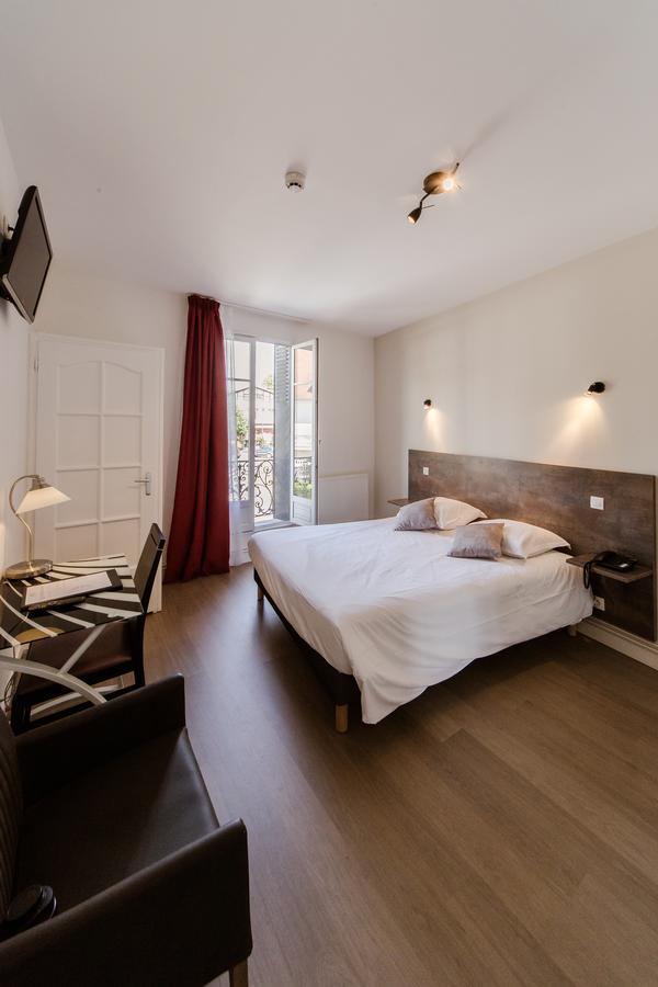 Logis Hotel - Le Petit Bellon Санлис Екстериор снимка