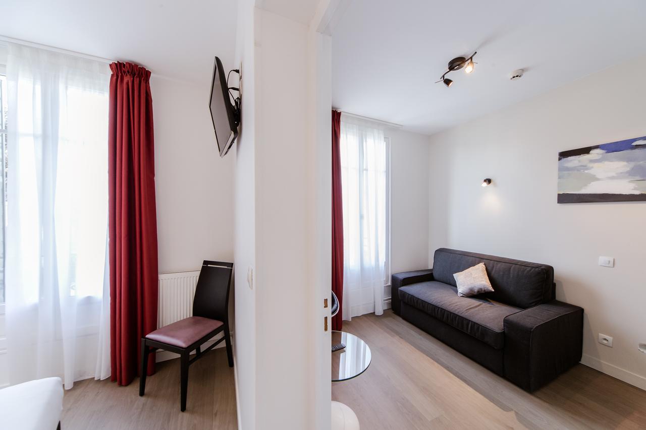 Logis Hotel - Le Petit Bellon Санлис Екстериор снимка