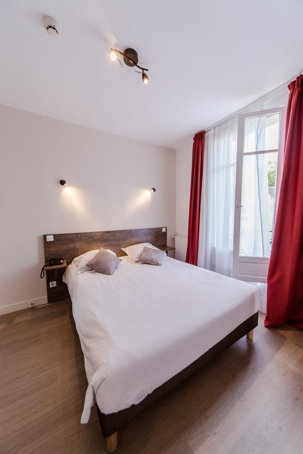 Logis Hotel - Le Petit Bellon Санлис Екстериор снимка