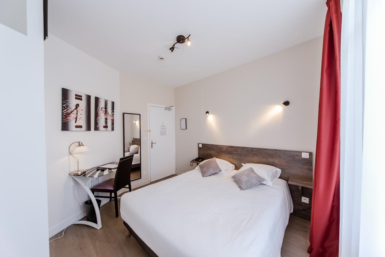 Logis Hotel - Le Petit Bellon Санлис Екстериор снимка