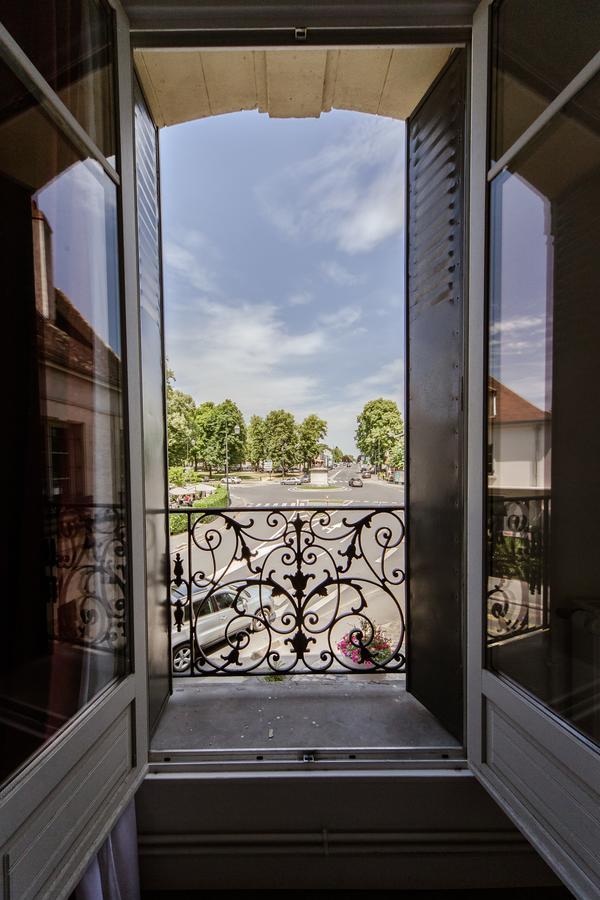 Logis Hotel - Le Petit Bellon Санлис Екстериор снимка
