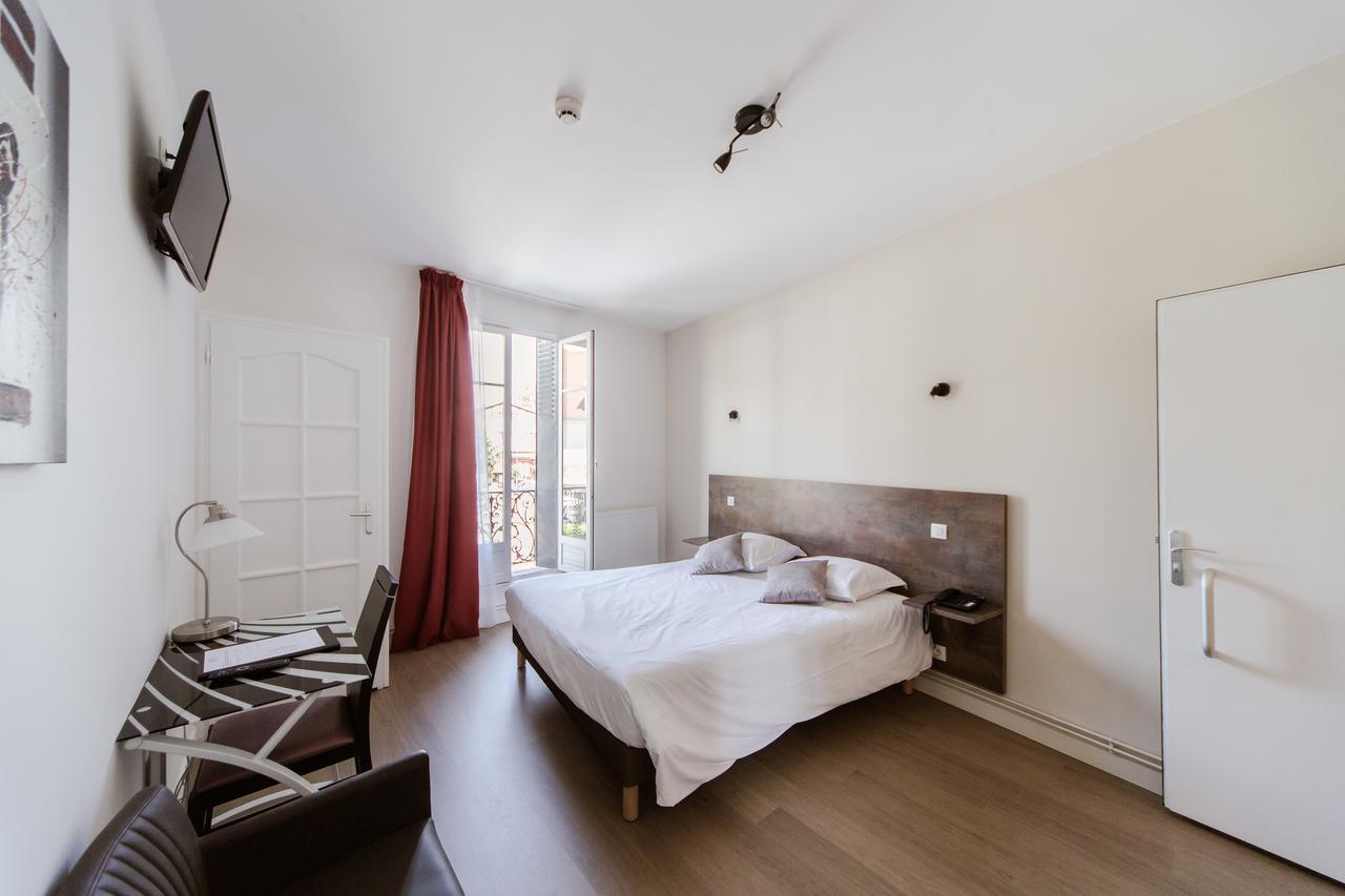 Logis Hotel - Le Petit Bellon Санлис Екстериор снимка