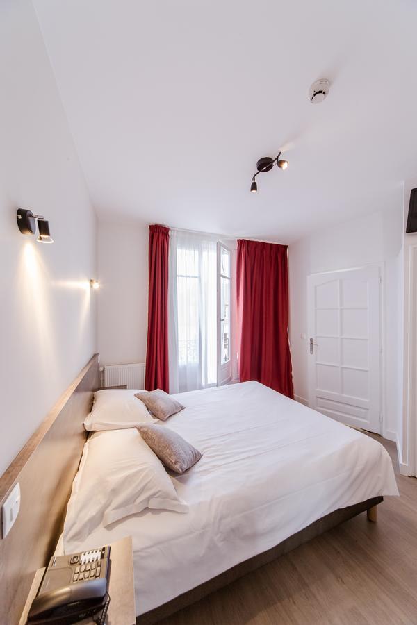 Logis Hotel - Le Petit Bellon Санлис Екстериор снимка